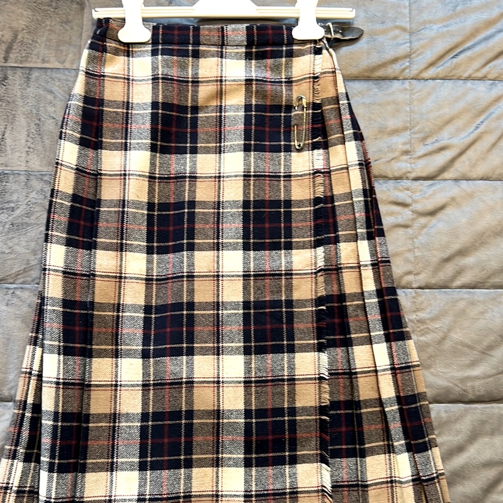 Kilt from united kingdom ( Britain) . Versatile colors. 100% wool.